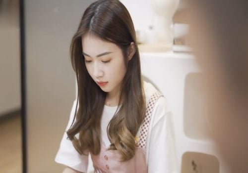 Cha dượng bắt đầu cảm thấy thú vị và ép buộc con gái