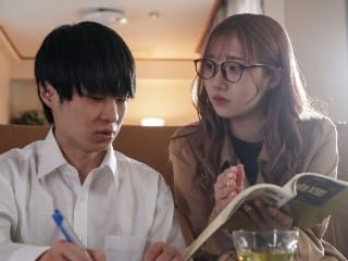 Cô gia sư dạy học trò vui vẻ khám phá